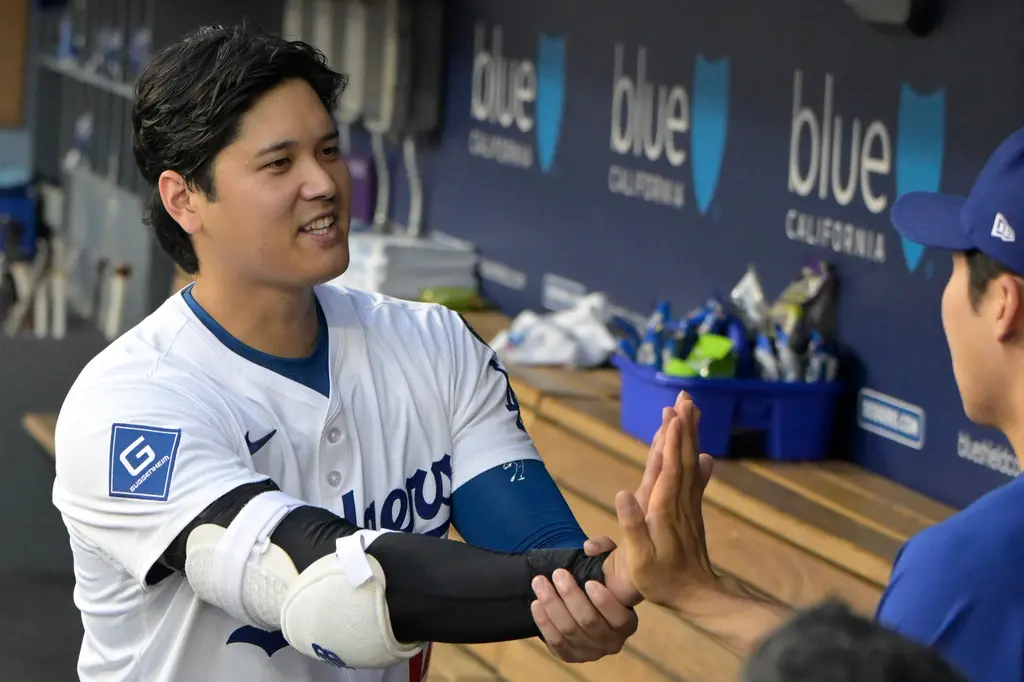 ▲大谷翔平的「神秘動作」卻成為球迷討論焦點，連帶模仿他的柯蕭（Clayton Kershaw）也一起上了熱搜。（圖／美聯社／達志影像）