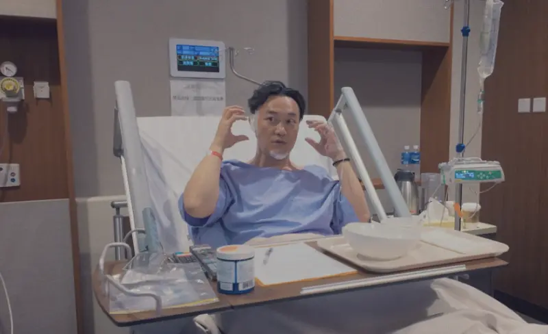 ▲綜藝一哥沈玉琳才證實罹患血癌，歌王陳奕迅（如圖）也承認自己得了焦慮症，需要靠藥物控制病情，而他包滿紗布的照片也曝光，讓粉絲看了相當心疼。（圖／廿一克有限公司 提供）