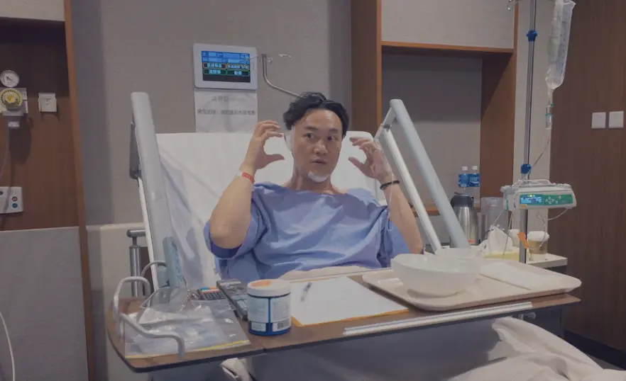 ▲綜藝一哥沈玉琳才證實罹患血癌，歌王陳奕迅（如圖）也承認自己得了焦慮症，需要靠藥物控制病情，而他包滿紗布的照片也曝光，讓粉絲看了相當心疼。（圖／廿一克有限公司 提供）