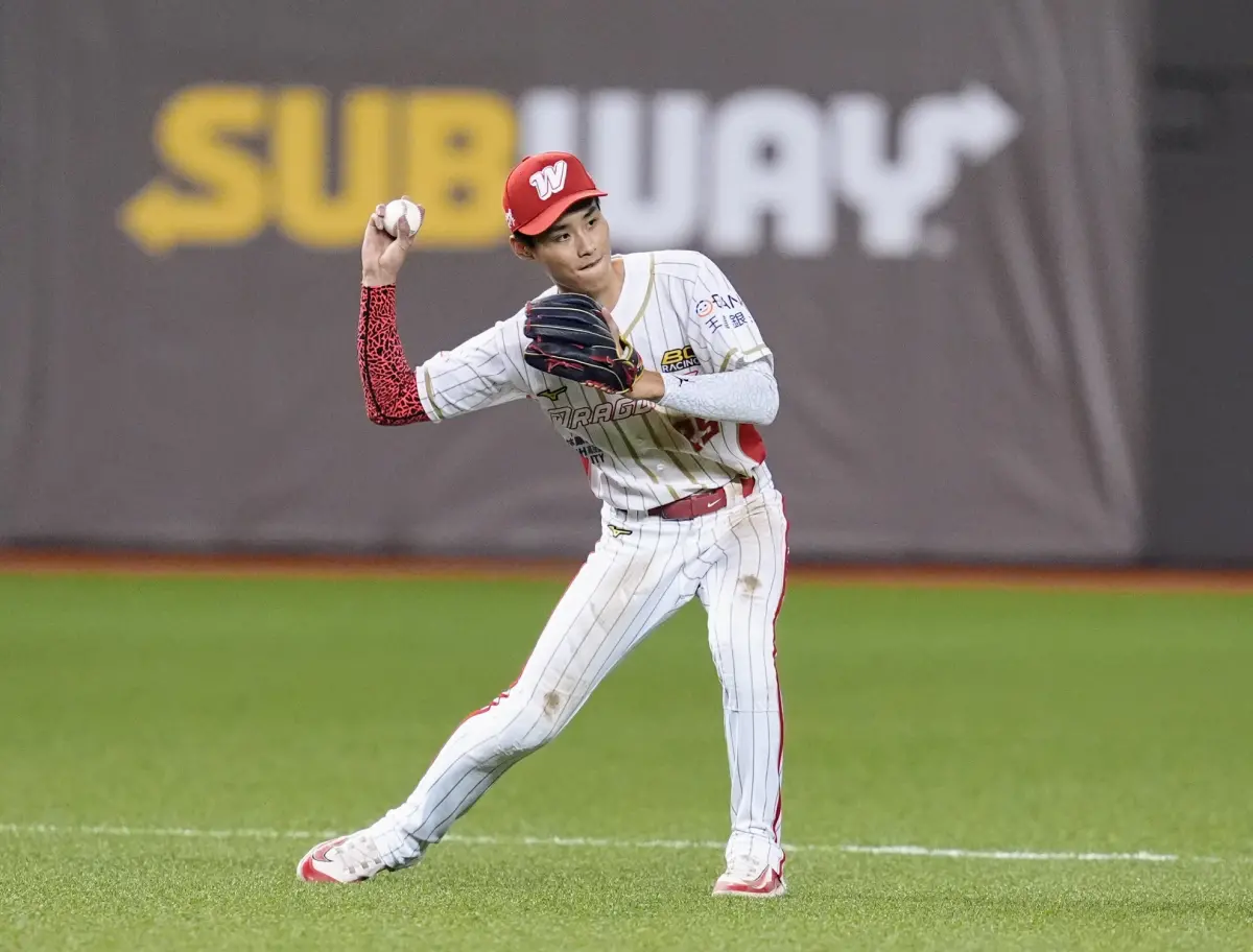 ▲味全龍主戰游擊手張政禹第五局漂亮接球、但傳球時丟偏造成失誤，徐若熙失掉本戰第1分，張政禹坦言近期守備狀況比較多一點，想對投手說抱歉。（圖／味全龍提供）