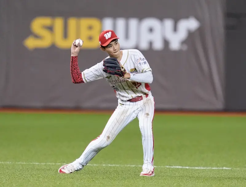 ▲味全龍主戰游擊手張政禹第五局漂亮接球、但傳球時丟偏造成失誤，徐若熙失掉本戰第1分，張政禹坦言近期守備狀況比較多一點，想對投手說抱歉。（圖／味全龍提供）