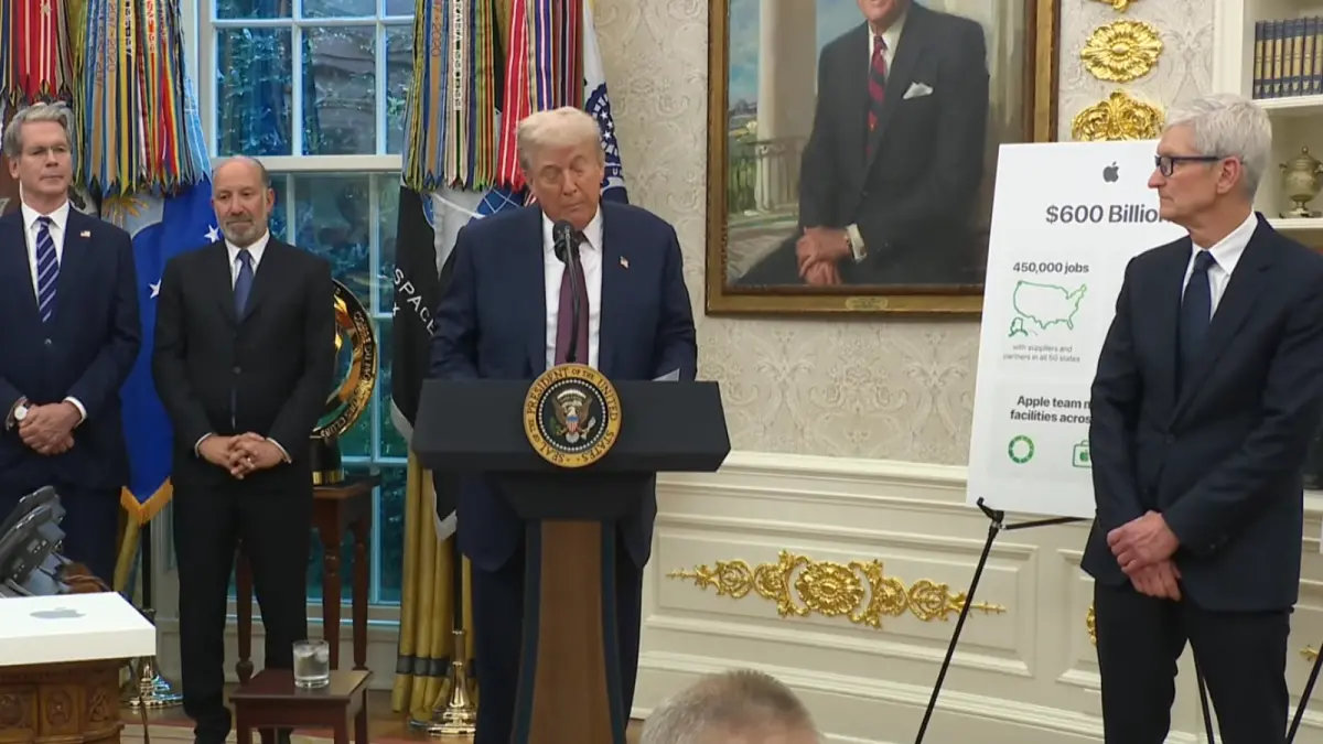 ▲川普於台灣時間7日清晨5點左右，在白宮召開記者會， 一同現身的還有蘋果執行長庫克。（圖／擷取自白宮直播畫面）