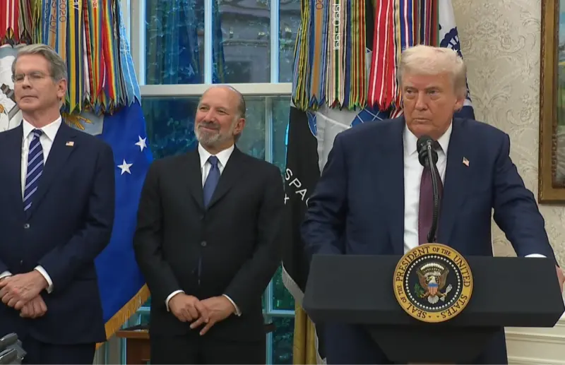 ▲川普當地時間6日傍晚、台灣時間7日凌晨5點多，於白宮召開記者會。（圖／擷取自白宮直播）