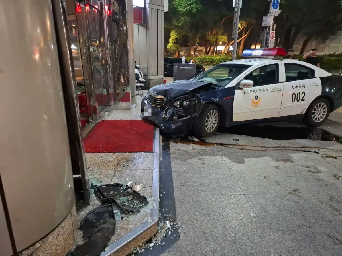 ▲北市警方深夜支援糾紛案，不料疑煞車失靈自撞大樓。（圖／警方提供）