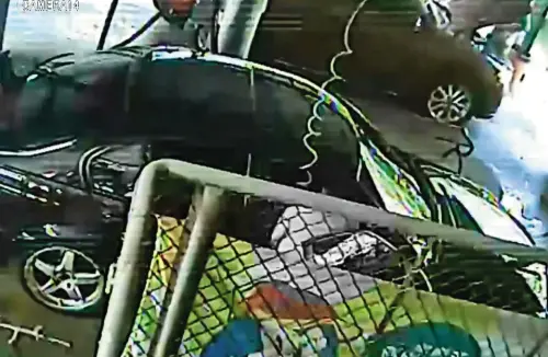 ▲犯案畫面位於監視器死角，無法明確拍下鄺男犯案的細節。（圖／翻攝畫面）