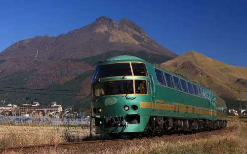 ▲從福岡出發的「由布院之森」，是九州最具代表性的經典列車，從KKday90天前就可搶訂。（圖／KKday提供）