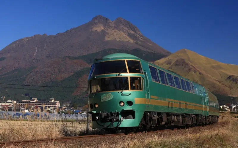 ▲從福岡出發的「由布院之森」，是九州最具代表性的經典列車，從KKday90天前就可搶訂。（圖／KKday提供）