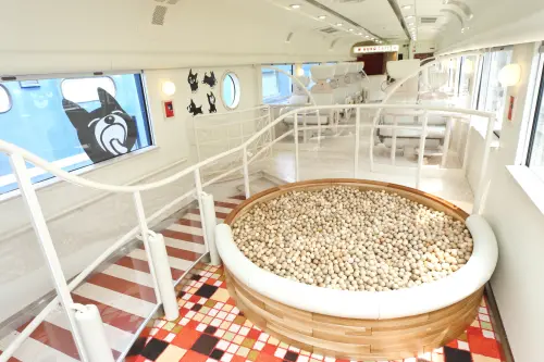 ▲熊本出發的「阿蘇男孩號」以黑柴犬為主題設計，還設有兒童遊戲區。（圖／KKday提供）