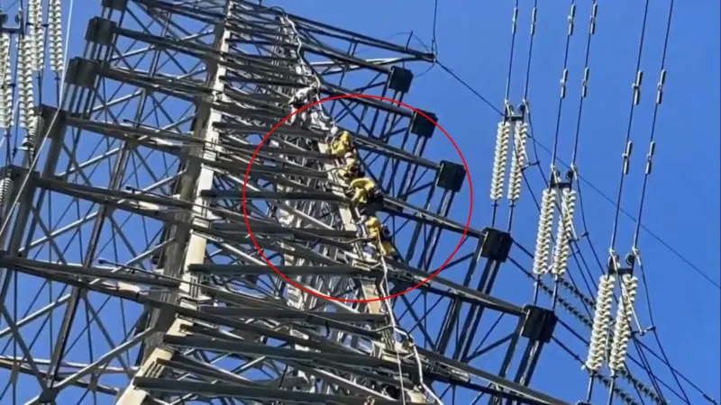 ▲桃園市龜山區龍壽工業區高壓電線懸掛一具男屍，特搜隊今前往救援。（圖／畫面翻攝）