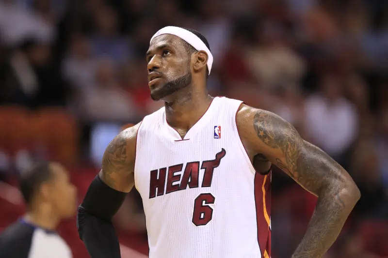 ▲NBA美國職籃（National Basketball Association）邁阿密熱火近期爆出前安保人員培瑞茲遭指控涉嫌在州際貿易中運輸和轉移贓物，除了盜竊熱火球員球衣之外，還有球員用品甚至還有詹皇（LeBron James）於2013年封王戰穿著的球衣。（圖／美聯社／達志影像）