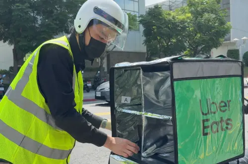 ▲Uber Eats 過年不打烊，且今年與大苑子、21PLUS、頂呱呱等合作，隨餐發送限量 4萬份紅包，內含外送、生鮮及 Uber乘車優惠號。（圖／記者周淑萍攝）