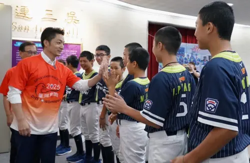 ▲台北市長獎萬安勉勵東園國小少棒隊，在美國賓州威廉波特少棒賽爭取好成績。（圖／台北市政府提供）