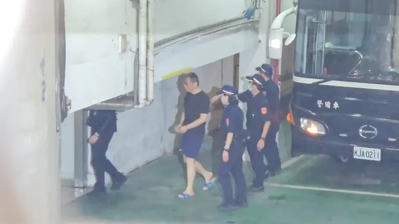 影／柯文哲摔卷扔水瓶飆髒話　怒斥檢察官「我是貪污的人嗎」