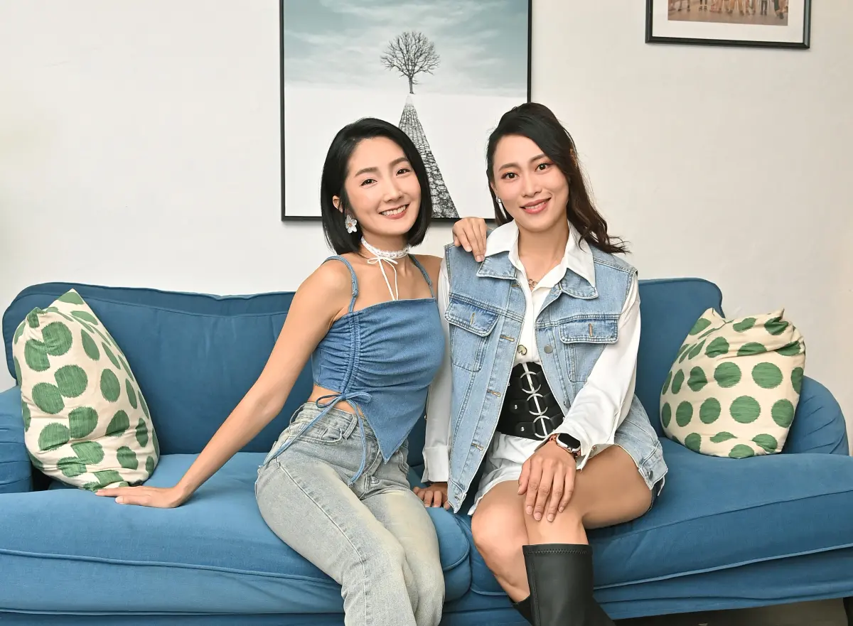 ▲蔡宜君（右）、許瀞蔆（左）在《寶島西米樂》中飾演母女，有場戲蔡宜君聽到別人罵女兒，入戲太深氣到嘴巴都麻掉，被陳文山虧音波打太兇。（圖／台視提供）