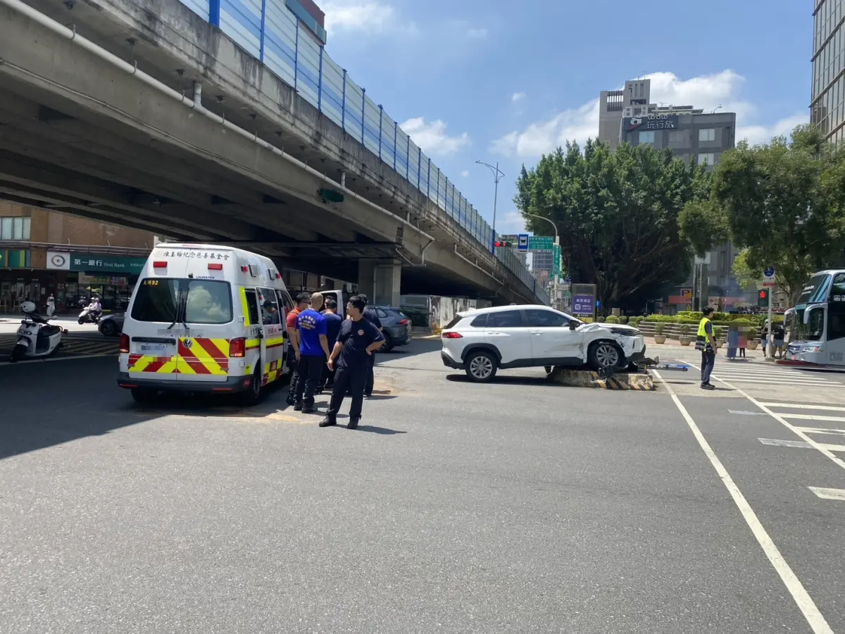 ▲台北市一輛救護車載送病患途中，與多元計程車發生碰撞。（圖／警方提供）