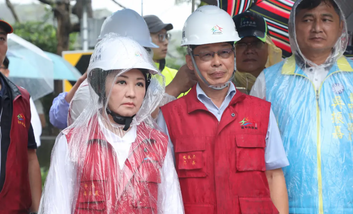 ▲盧秀燕2日連跑大坑、石岡等地勘查土石滑落災情，被王義川批評勘災沒濕還能全妝上陣。（圖／台中市政府提供，2025.08.07）