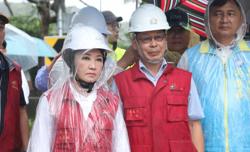▲盧秀燕2日連跑大坑、石岡等地勘查土石滑落災情，被王義川批評勘災沒濕還能全妝上陣。（圖／台中市政府提供，2025.08.07）