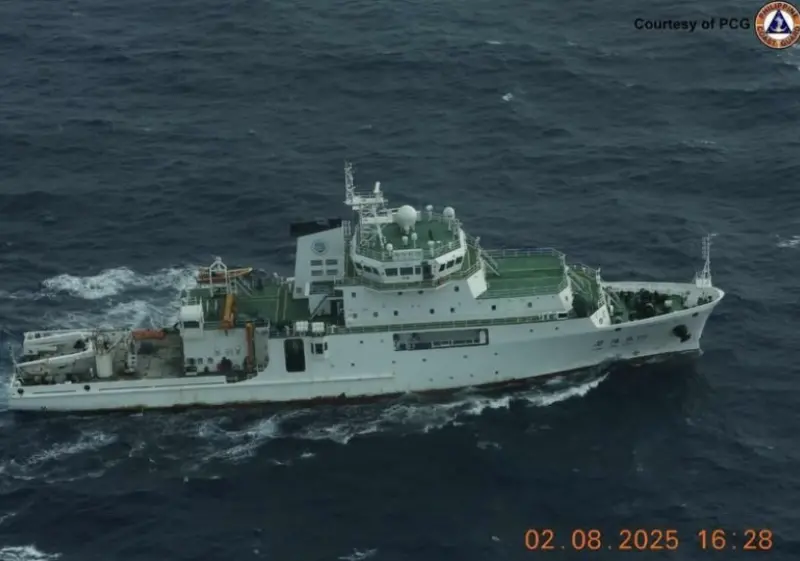 ▲中國研究船「向陽紅05號」近日在菲律賓北部卡加延省巴布延群島外海現蹤，航行期間未回應菲方廣播，圖為菲律賓海岸防衛隊空拍監控畫面。（圖／翻攝自X@jaytaryela）
