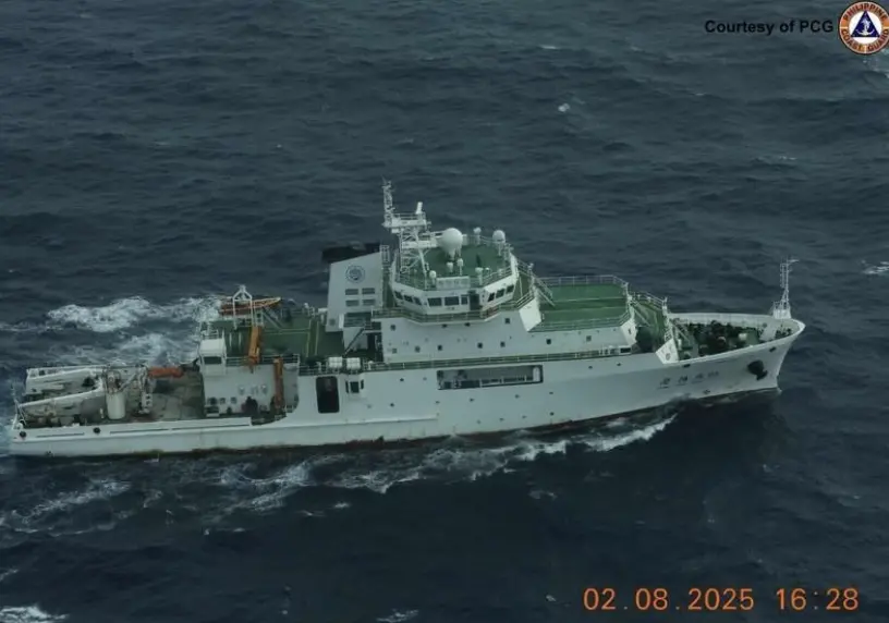 ▲中國研究船「向陽紅05號」近日在菲律賓北部卡加延省巴布延群島外海現蹤，航行期間未回應菲方廣播，圖為菲律賓海岸防衛隊空拍監控畫面。（圖／翻攝自X@jaytaryela）