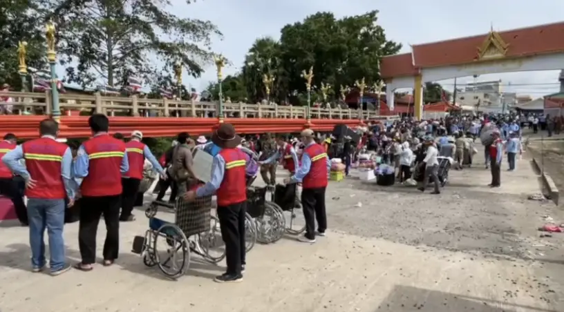 ▲數萬名柬埔寨移工湧入泰國尖竹汶府Ban Laem口岸，攜帶大量行李等待返鄉，泰方志工與軍警全力協助維持秩序與人道支援。（圖／翻攝自泰國頭條）