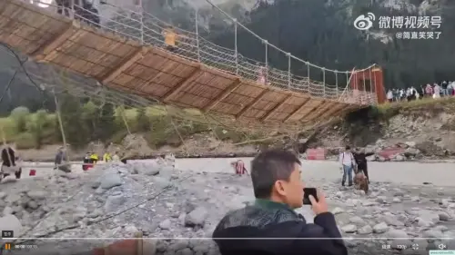 ▲中國新疆夏塔景區6日晚間發生意外事故，一處網紅吊橋橋索斷裂、橋面傾斜，多名遊客被困在橋上，部分遊客跌入湍急河流中，造成5死24傷。（圖／翻攝自微博）