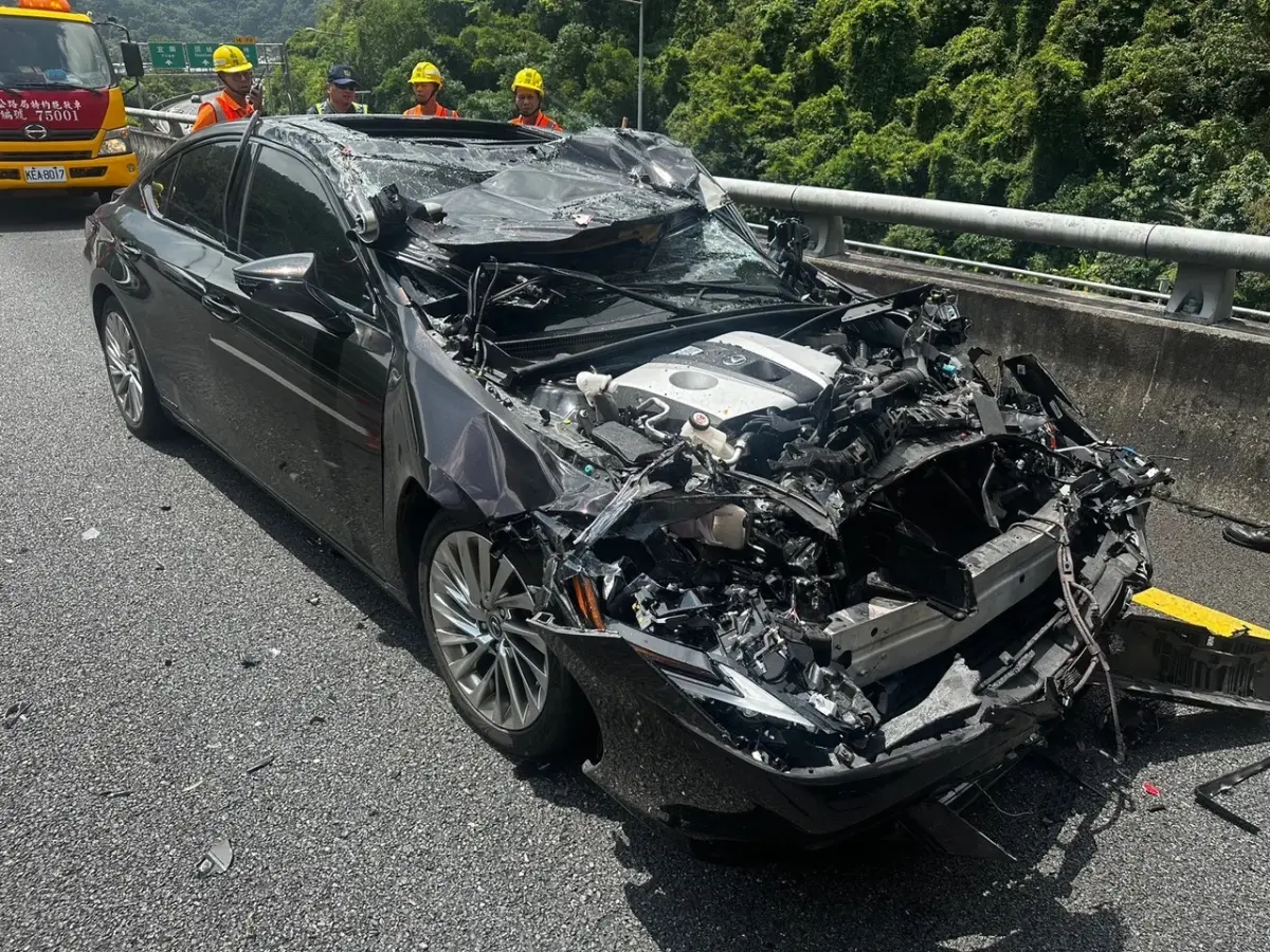 ▲國道5號黑色小客車直撞緩撞車，造成車頭全毀。（圖／警方提供）