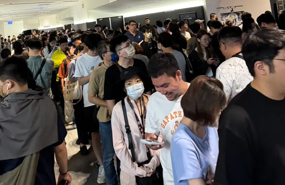 ▲鬼滅劇場版特典今（7）日中午12點在全台影城搶先開放領取，桃園市青埔新光影城現場人潮。（圖／讀者提供）