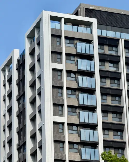 ▲新竹市東區介壽路上屋齡4年的「國泰禾」社區，目前成交單價最高來到1平88.94萬元。（圖／Google評價）