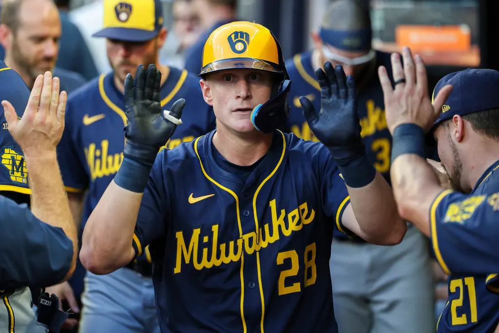 ▲密爾瓦基釀酒人今（7）日靠著一壘手沃恩（Andrew Vaughn）開轟助威下，終場5：4險勝勇士，成為本季第一支拿到70勝的球隊，沃恩季中轉隊而來重返巔峰身手，成為釀酒人連勝關鍵人物。（圖／美聯社／達志影像）