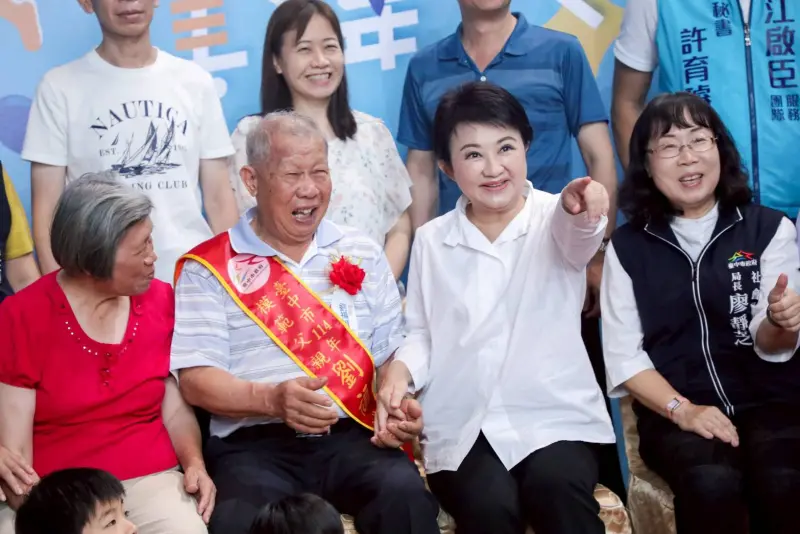 ▲市長盧秀燕親出席模範父親表揚，與每位模範父親合影留念，3個半小時幾乎未曾間斷，誠意滿滿、合照「拍好拍滿」(圖／社會局提供2025.8.7)