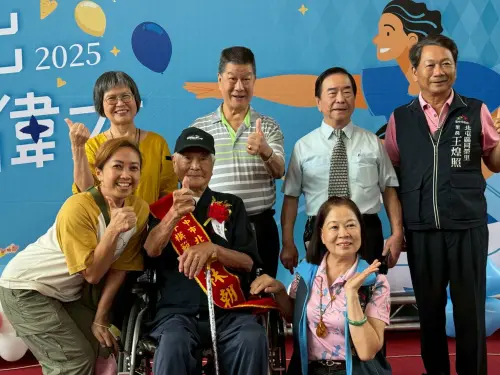 ▲中市府舉辦模範父親表揚，其中，北屯區百歲長者林朝筆先生一生致力於興建多座宮廟，傳承宗教文化，凝聚社區信仰力量(圖／社會局提供2025.8.7)