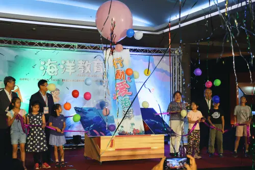 2025海洋教育嘉年華台中場 超酷深海機器人互動教具成亮點
