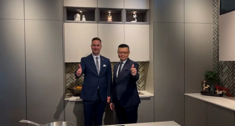 ▲由德奧國際獨家代理的德國頂級廚具品牌noblesaa，6日正式在台發表2025年全新系列產品。圖為noblessa亞太區負責人Erik Barkey(左)，與德奧國際總經理蘇柏嘉(右)。（圖／品牌提供）