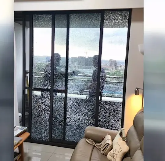 ▲烏日區靠近中華路的一棟社區大樓，陸續有住戶遭鋼珠彈攻擊，玻璃窗被打成蜘蛛網狀，已知共有4戶受害（圖/民眾提供）