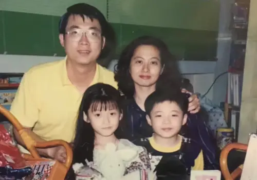 林逸欣（左下）公開從小到大的成長影片。（圖／翻攝自林逸欣FB）