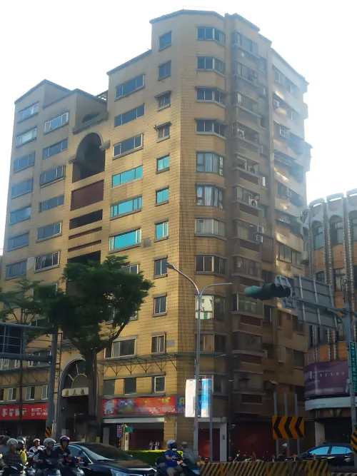 ▲文化路華廈更新前外立面磁磚剝落、外觀髒污老舊