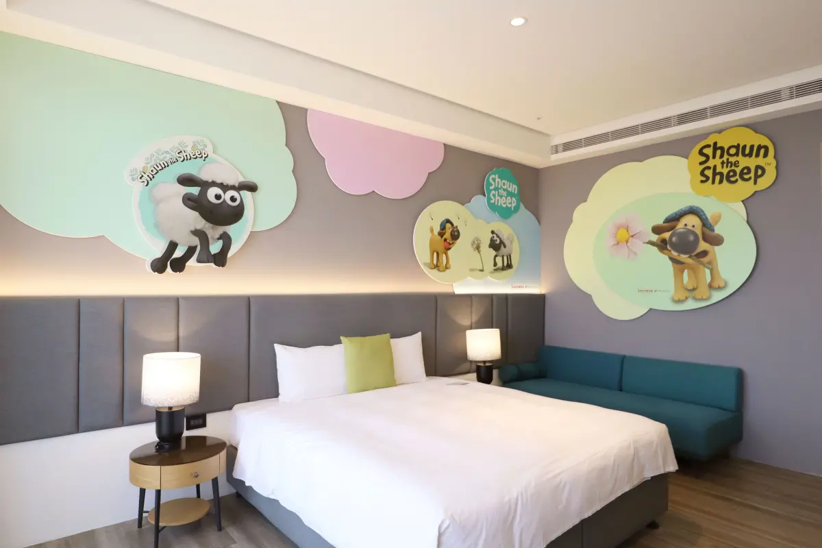 ▲台南福爾摩沙遊艇酒店與英國超人氣卡通角色「笑笑羊(Shaun the Sheep)」展開聯名合作，包含全館場域佈置、三大主題房型及期間限定活動三種方式。（圖／台南福爾摩沙遊艇酒店提供）