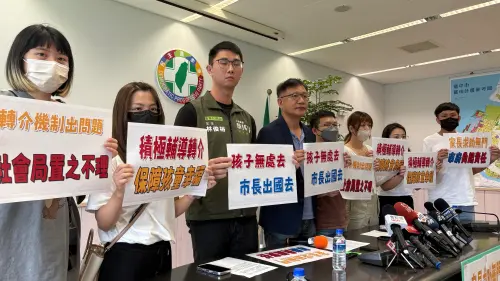 ▲民進黨市議員王立任等人陪家長開記者會，控訴社會局未積極協助幼兒轉銜。（圖／記者顏幸如攝，2025.08.07）