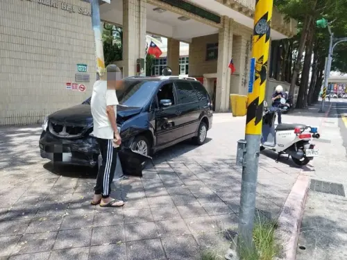 又是高齡駕駛？北市老翁駕車衝石牌國中人行道　師生全嚇壞
