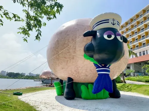 ▲即日起至2026年6月底，英國卡通「笑笑羊」將現身在福爾摩沙遊艇酒店的各個角落。（圖／福爾摩沙遊艇酒店提供）