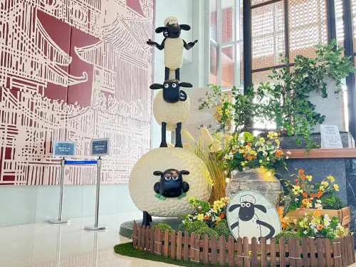 ▲英國卡通「笑笑羊」將現身在福爾摩沙遊艇酒店的各個角落，包含大廳都有。（圖／福爾摩沙遊艇酒店提供）