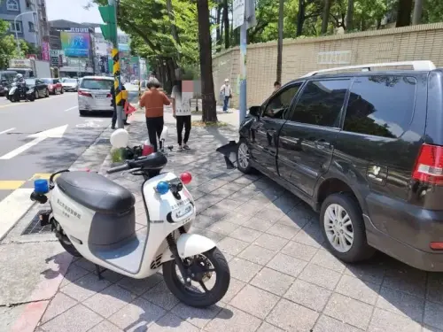 ▲北市76歲老翁失控逆向，衝上石牌國中人行道。（圖／警方提供）