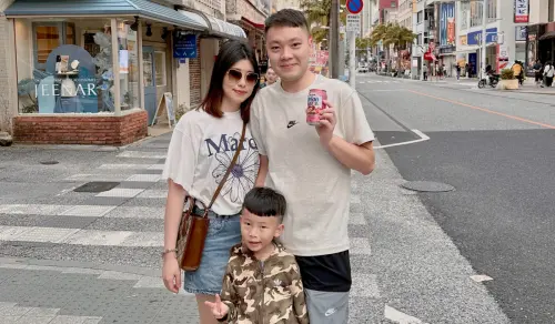 ▲青埔A19店主任姜智耀（後排右）在信義房屋完成五子登科里程碑，工作之餘不忘陪伴家人，曾帶著妻子和孩子去沖繩參加員工旅遊。（圖／信義房屋提供）