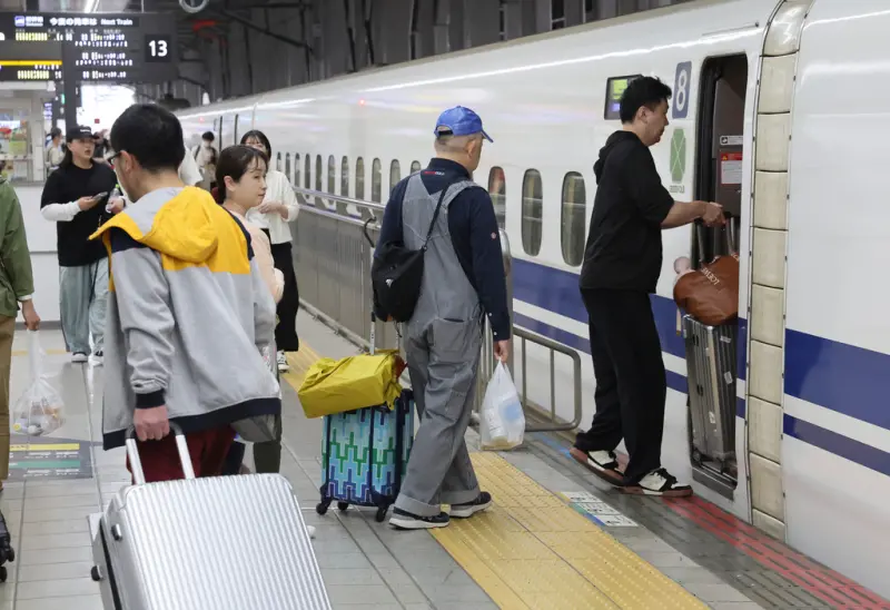 ▲一名35歲中國婦女上月底在日本車站月台刺傷一名女乘客手臂，警方調查後發現，凶器竟然是一個暗藏小刀的「戒指」。示意圖，圖為日本新幹線月臺。（圖／美聯社／達志影像）