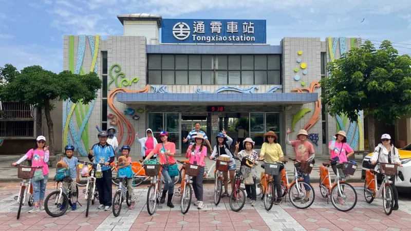 ▲許火淞在苗栗通霄發起「霄遙小旅行」，一場場導覽走讀老街、神社、市場與餅店，遊客不只吃喝玩樂，還能聽見地方的故事。（圖／許火淞提供）