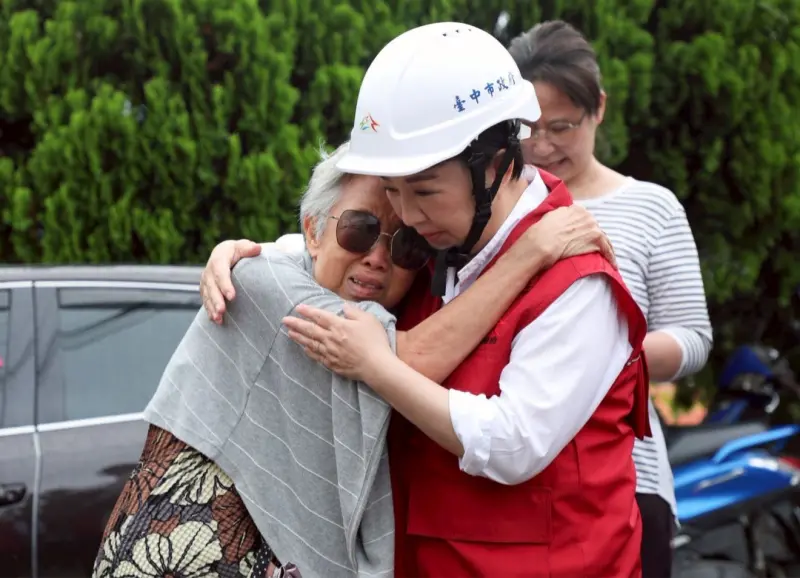 ▲台中市長盧秀燕日前勘災時，一名老婦悲傷倒入她懷中，遭指是藍委羅智強的母親。（圖／翻攝自盧秀燕臉書）