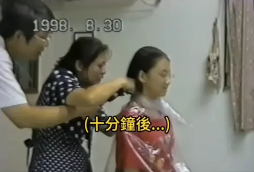 ▲林逸欣（右）公開從小到大的成長影片，媽媽幫她剪頭髮剪到爆哭。（圖／翻攝自林逸欣FB）