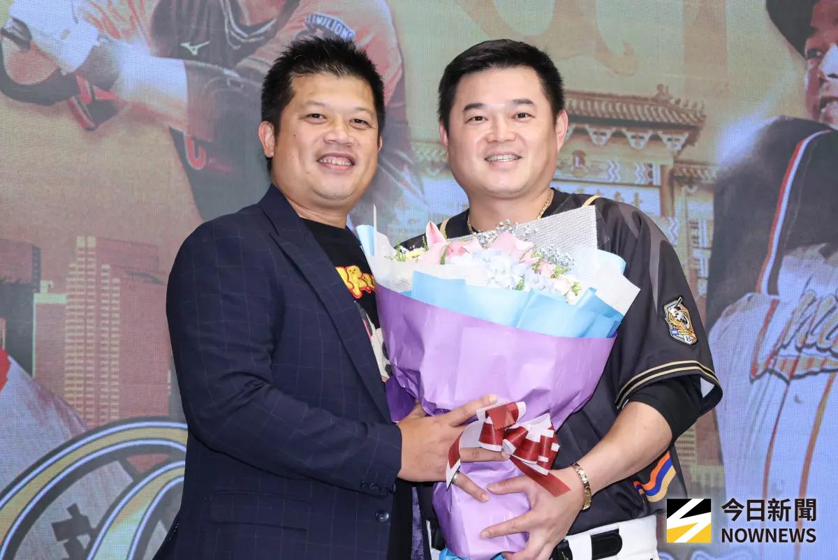 ▲統一獅替胡金龍（右）舉辦引退記者會，中信兄弟首席教練陳江和（左）驚喜獻花，胡金龍爆料，當初陳江和以為他遇到詐騙集團。（圖／記者朱永強攝，2025.08.07）