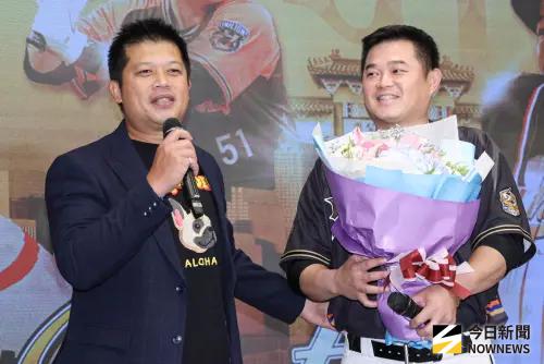 ▲統一獅替胡金龍（右）舉辦引退記者會，中信兄弟首席教練陳江和（左）驚喜獻花，胡金龍爆料，當初陳江和以為他遇到詐騙集團。（圖／記者朱永強攝，2025.08.07）