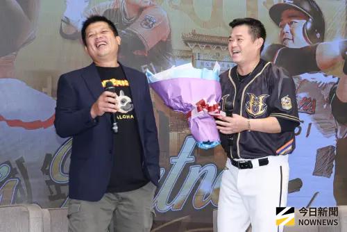 ▲統一獅替胡金龍（右）舉辦引退記者會，中信兄弟首席教練陳江和（左）驚喜獻花，胡金龍爆料，當初陳江和以為他遇到詐騙集團。（圖／記者朱永強攝，2025.08.07）